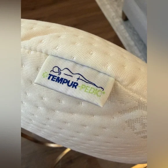 Tempur-Pedic Curve Pillow - Picture 3 of 3